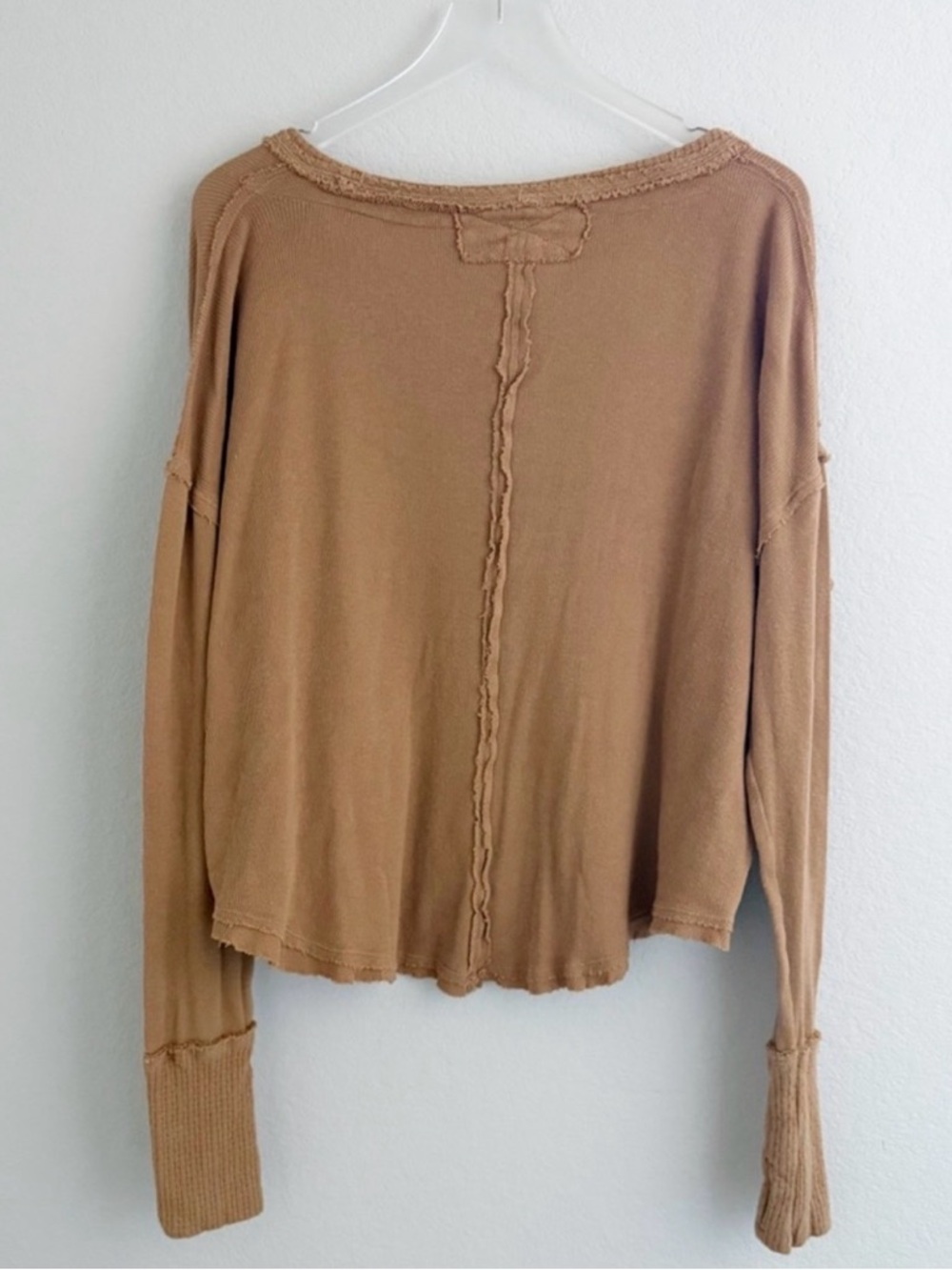 Free People ~ Dark Tan ~ Long Sleeved ~ Comfy ~ Top ~ w/ Thumb Holes - Picture 4 of 9